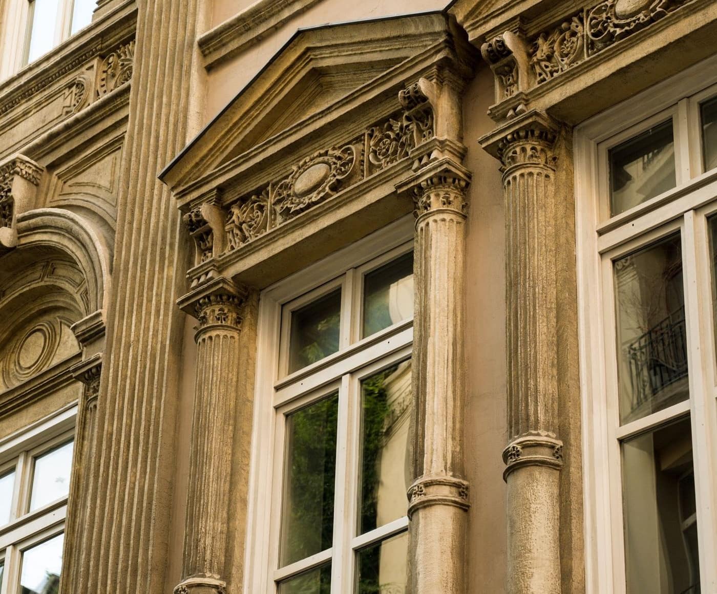 Sandstein-Fassade eines klassischen Mietshauses mit Säulenfenster