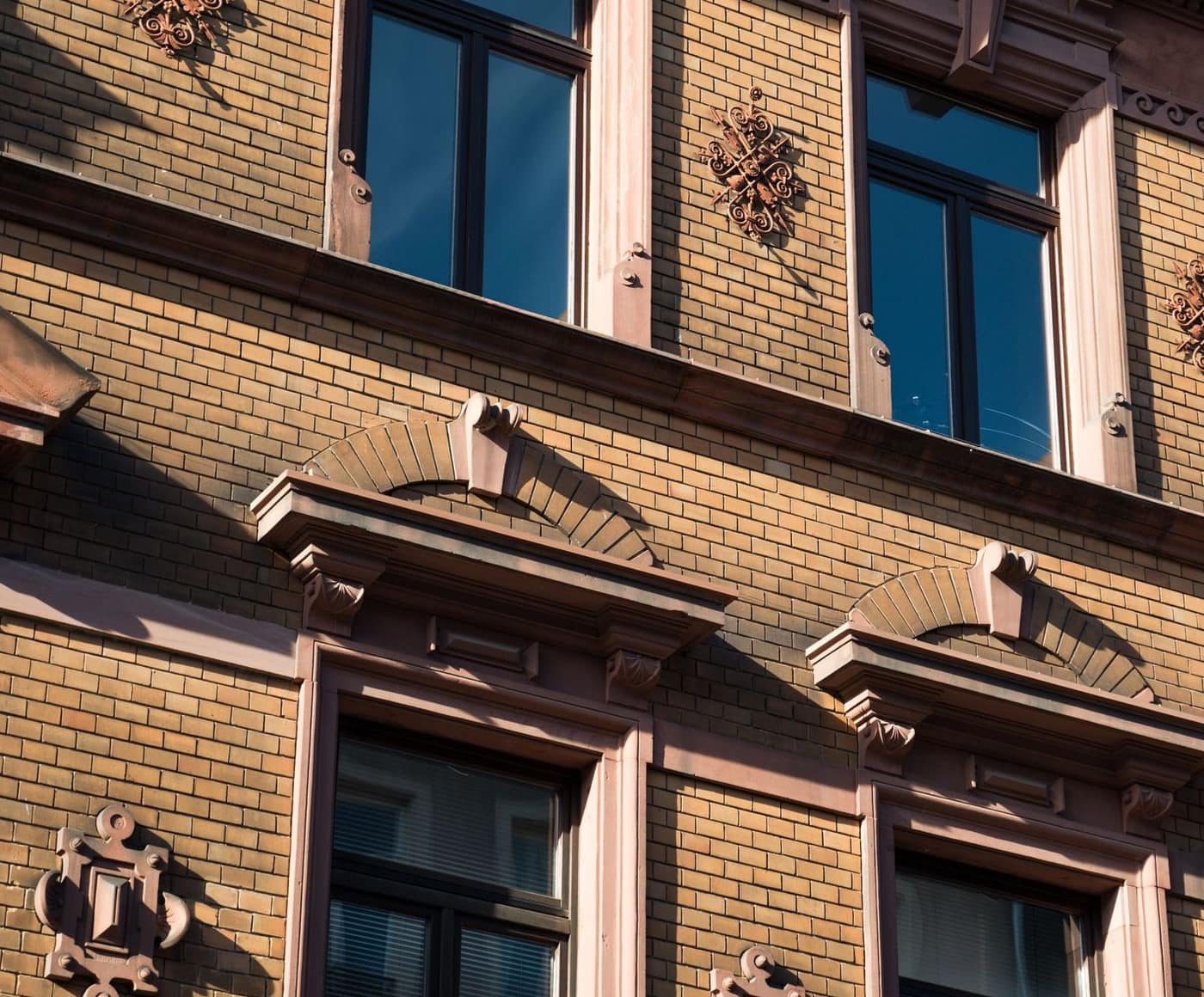Sonnenbeschienene Gründerzeit-Klinkerfassade mit Ornamenten